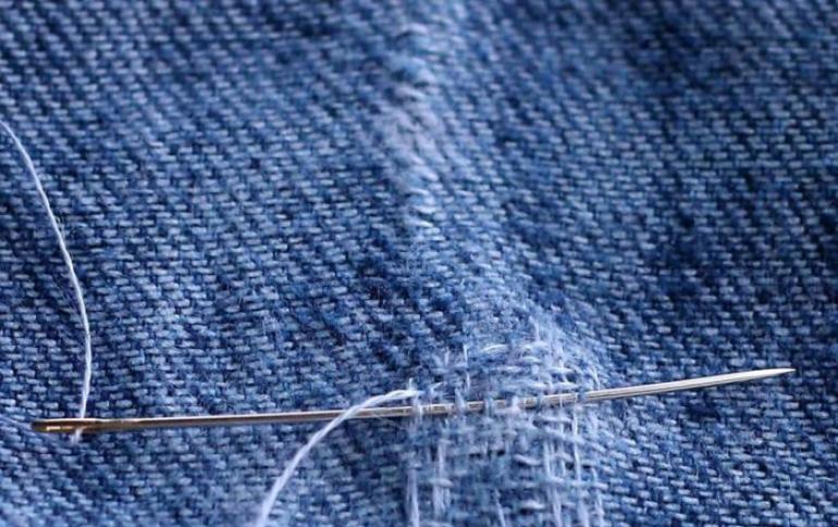 How to sew up a hole in knitwear - invisible and creative darning methods How to mend a hole in knitwear using a machine