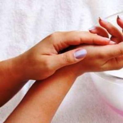 Liečba prasklín a suchej pokožky rúk doma