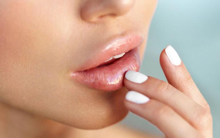 Dövme kullanarak dudakların konturunu değiştirme: tekniğin özellikleri Doğal dudak dövmesi