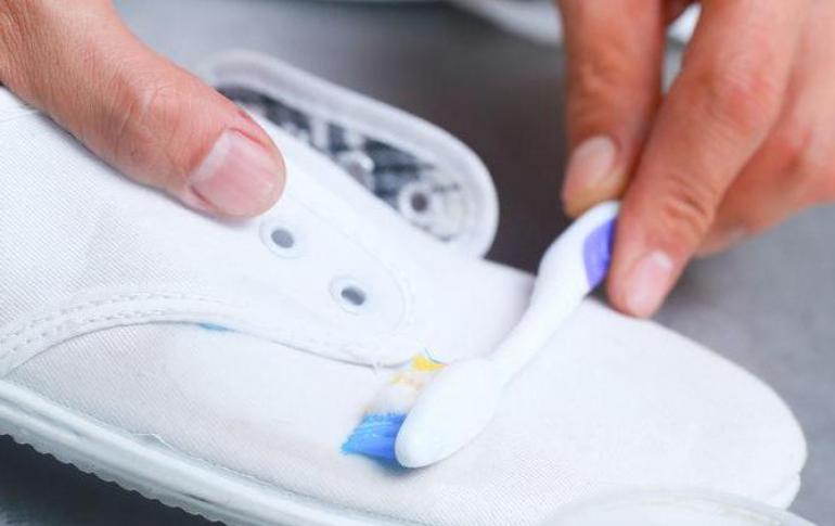 Cara memutihkan sepatu sneakers di rumah Cara mencuci sepatu kulit putih